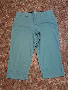 Gloria Vanderbilt Aqua Capris with Front Patch Pockets